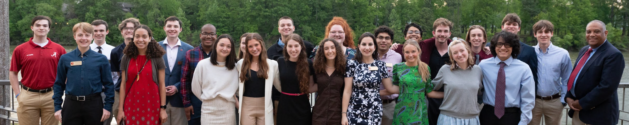 A group of Honors students smile.