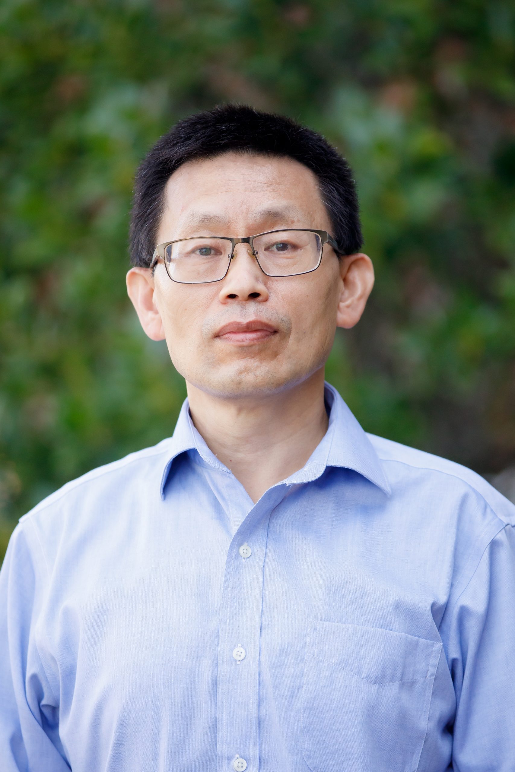 A headshot of Dawen Li.